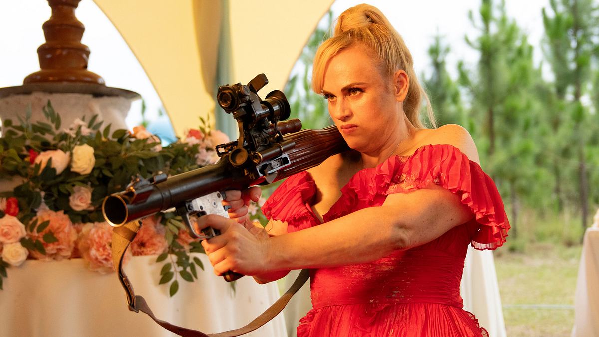 Rebel Wilson beweist einmal mehr ihr Talent: Trotz Verletzung und Action pur liefert sie souverän ab. Rebel Wilson im Film „Bride Hard“ mit einem Granatwerfer.