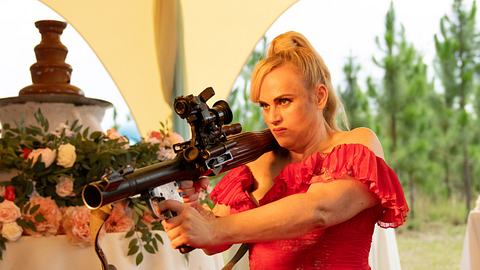 Rebel Wilson im Film „Bride Hard“ mit einem Granatwerfer. - Foto: Constantin Film Distribution GmbH