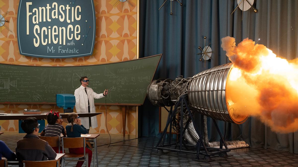 Reed Richards macht Wissen wieder cool – zumindest, wenn etwas explodiert. Reed Richards steht mit Schutzbrille vor der Tafel und setzt eine Raumschiffturbine in Brand.