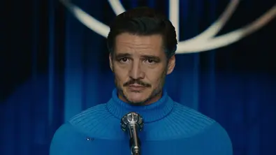 Reed Richards spricht bei einer Pressekonferenz in ein Mikrofon. - Foto: Disney/Marvel