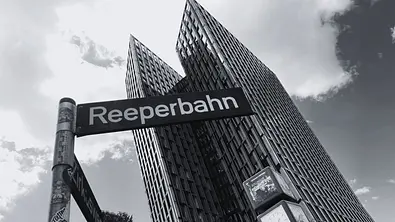 Ein Straßenschild der Reeperbahn - Foto: IMAGO / Waldmüller