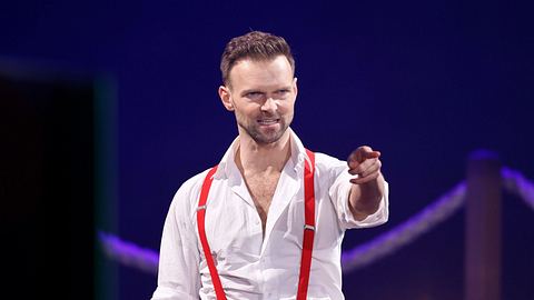 Vadim Garbuzov zeigt bei „Let’s Dance“ mit dem Finger und schaut wüntend - Foto:  IMAGO / Panama Pictures