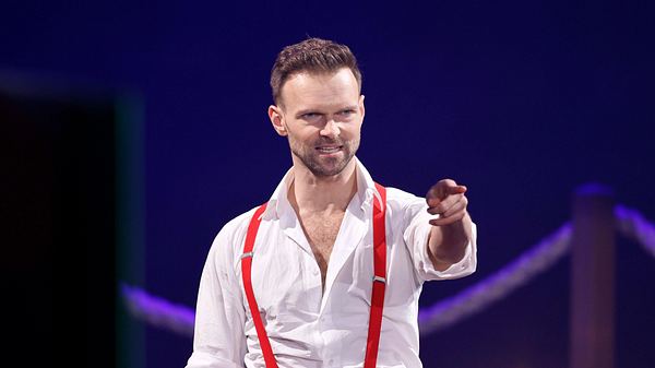 Vadim Garbuzov zeigt bei „Let’s Dance“ mit dem Finger und schaut wüntend - Foto:  IMAGO / Panama Pictures