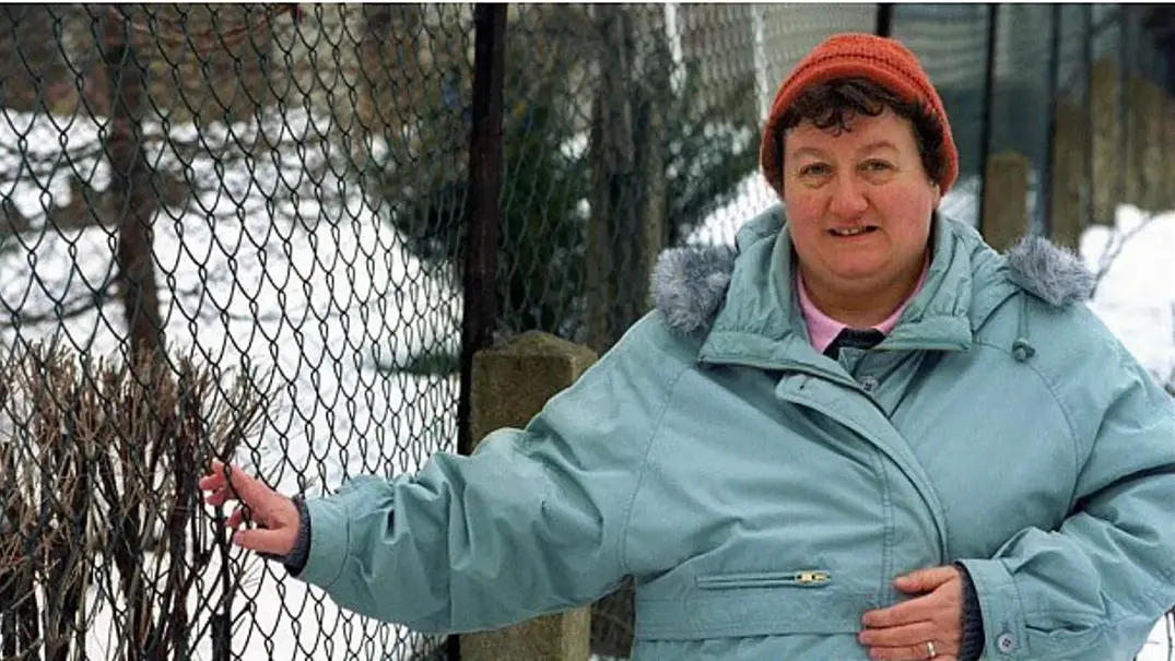 Regina Zindler steht an ihrem Maschendrahtzaun - Foto: Facebook/Regina Zindler