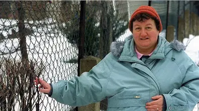 Regina Zindler steht an ihrem Maschendrahtzaun - Foto: Facebook/Regina Zindler