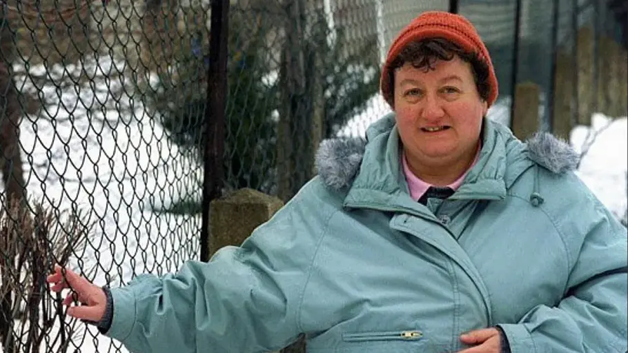 Regina Zindler ist tot Regina Zindler steht an ihrem Maschendrahtzaun
