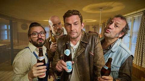 Sebastian Bezzel und Kollegen in einer Szene aus „Rehragout-Rendezvous“, bayerische Krimi-Komödie mit Bier, Humor und skurrilen Charakteren. - Foto: ARD Degeto