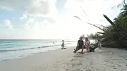 Hallo Barbados, tschüss Hawaii. Doch der Abschied fällt Konny und Manu Reimann (hier in malerischer Strandkulisse) in den neuen Folgen sichtlich schwer.  - Foto:  © Kabel Eins