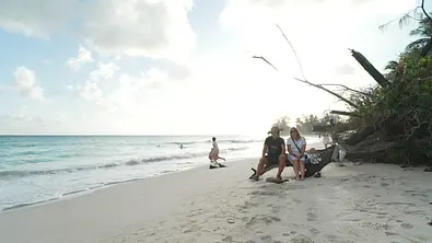 Hallo Barbados, tschüss Hawaii. Doch der Abschied fällt Konny und Manu Reimann (hier in malerischer Strandkulisse) in den neuen Folgen sichtlich schwer. - Foto: © Kabel Eins Hallo Barbados, tschüss Hawaii. Doch der Abschied fällt Konny und Manu Reimann (hier in malerischer Strandkulisse) in den neuen Folgen sichtlich schwer. - Foto: © Kabel Eins