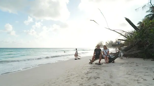 Hallo Barbados, tschüss Hawaii. Doch der Abschied fällt Konny und Manu Reimann (hier in malerischer Strandkulisse) in den neuen Folgen sichtlich schwer. - Foto: © Kabel Eins Hallo Barbados, tschüss Hawaii. Doch der Abschied fällt Konny und Manu Reimann (hier in malerischer Strandkulisse) in den neuen Folgen sichtlich schwer. - Foto: © Kabel Eins