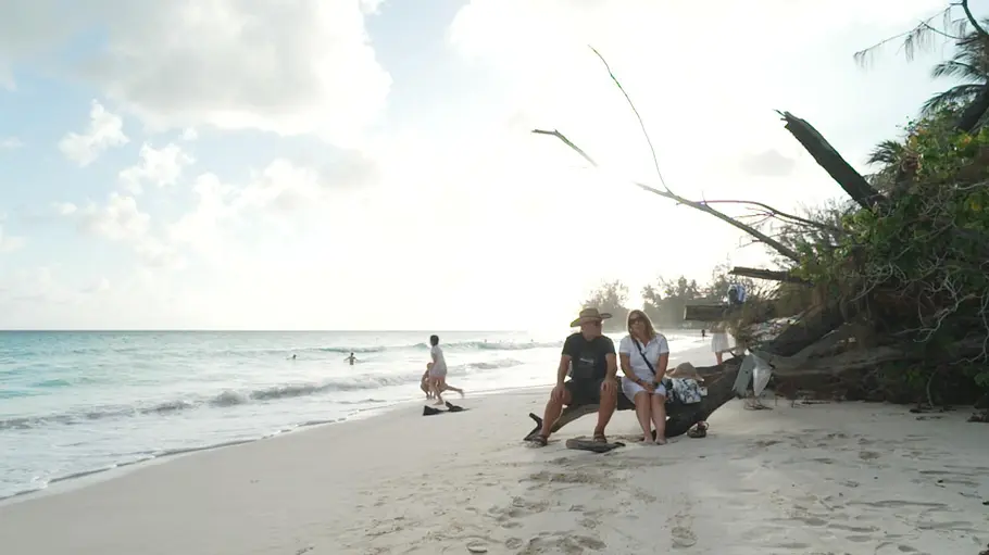 Reimanns: Doch keine Trennung von Hawaii Hallo Barbados, tschüss Hawaii. Doch der Abschied fällt Konny und Manu Reimann (hier in malerischer Strandkulisse) in den neuen Folgen sichtlich schwer.