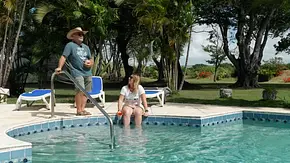 Konny und Manu Reimanns mit besorgten Blicken am Pool ihres neuen Hauses auf Barbados.  - Foto: © Joyn