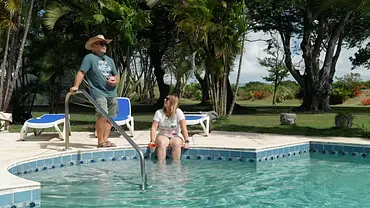 Konny und Manu Reimanns mit besorgten Blicken am Pool ihres neuen Hauses auf Barbados. - Foto: © Joyn Konny und Manu Reimanns mit besorgten Blicken am Pool ihres neuen Hauses auf Barbados. - Foto: © Joyn