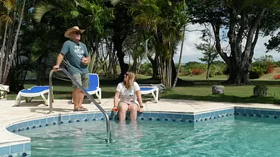 Konny und Manu Reimanns mit besorgten Blicken am Pool ihres neuen Hauses auf Barbados. - Foto: © Joyn Konny und Manu Reimanns mit besorgten Blicken am Pool ihres neuen Hauses auf Barbados. - Foto: © Joyn