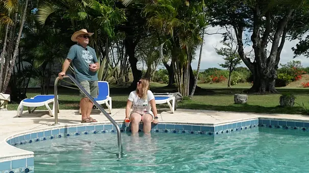 Konny und Manu Reimanns mit besorgten Blicken am Pool ihres neuen Hauses auf Barbados. - Foto: © Joyn Konny und Manu Reimanns mit besorgten Blicken am Pool ihres neuen Hauses auf Barbados. - Foto: © Joyn