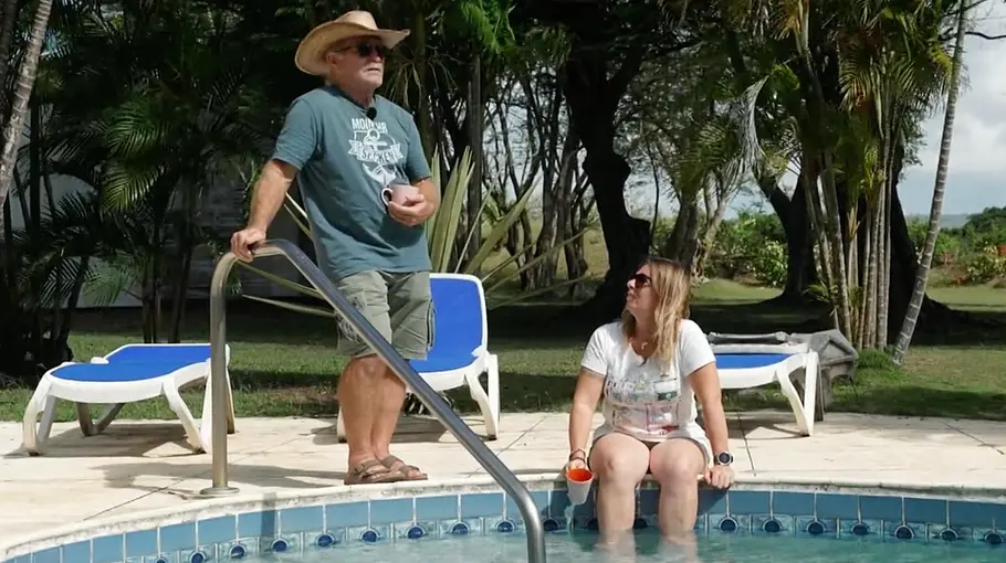 Reimann-Haus auf Barbados: Wie sicher? Konny und Manu Reimanns mit besorgten Blicken am Pool ihres neuen Hauses auf Barbados.