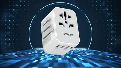 Ein Universaladapter für internationale Steckdosen vor einem futuristischen Hintergrund - Foto: amazon/PR/Canva