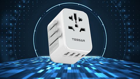 Ein Universaladapter für internationale Steckdosen vor einem futuristischen Hintergrund - Foto: amazon/PR/Canva
