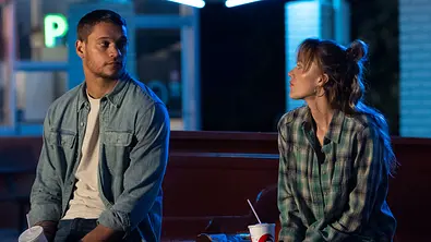 Ledger Ward (Tyriq Withers) und Kenna Rowan (Maika Monroe) unterhalten sich im Film „Für immer ein Teil von dir – Reminders of Him“. - Foto: Universal Studios