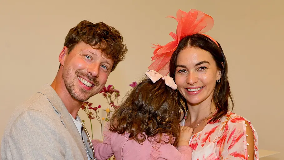 Valentin und Renata Lusin haben die Familienplanung beendet. Valentin und Renata Lusin halten lächelnd ihre Tochter Stella in den Armen.