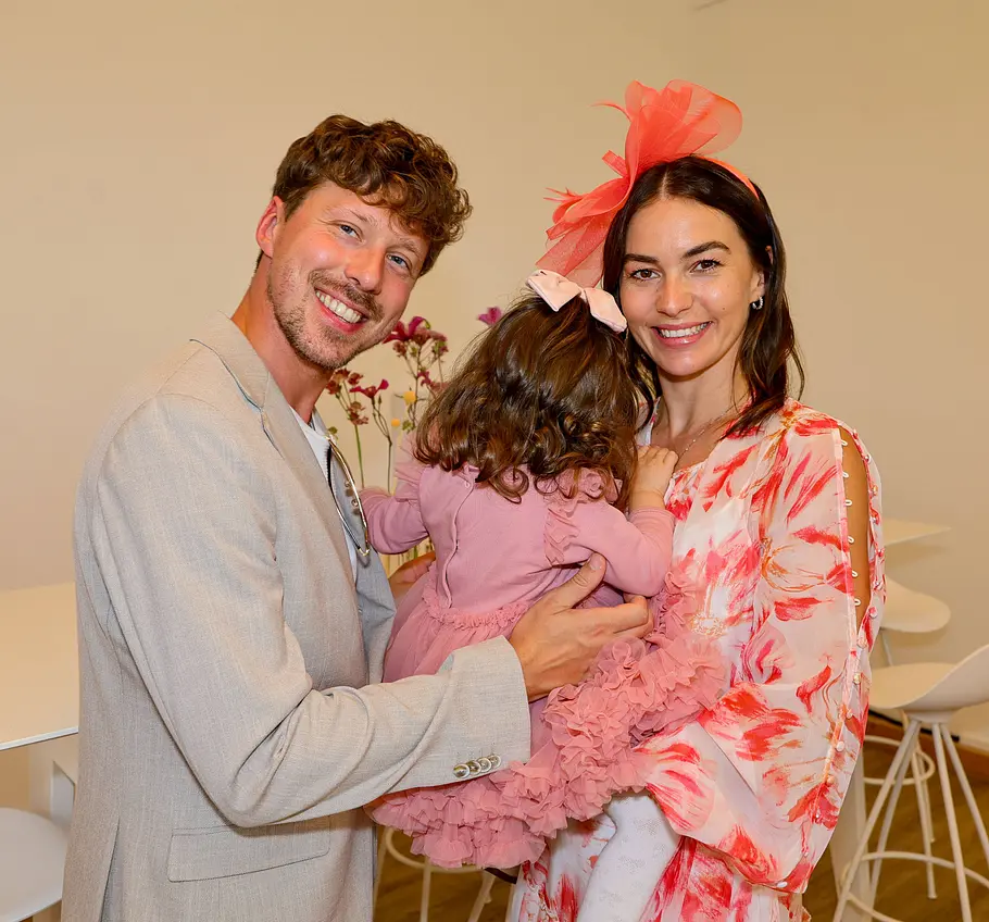 Valentin und Renata Lusin mit Tochter Stella Valentin und Renata Lusin halten lächelnd ihre Tochter Stella in den Armen.