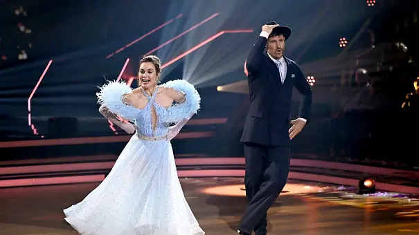 Renata Lusin auf dem Tanzparkett im blauen Kleid. - Foto: IMAGO/ Panama Pictures