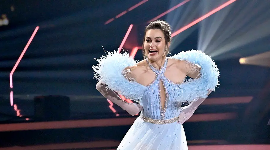 Renata Lusin will zurück zu „Let’s Dance“. Renata Lusin auf dem Tanzparkett im blauen Kleid.