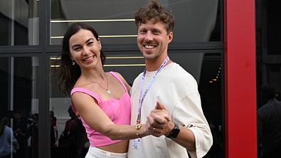 Renata und Valentin Lusin posieren tanzend und lächelnd für die Kamera. - Foto: IMAGO / Jan Huebner