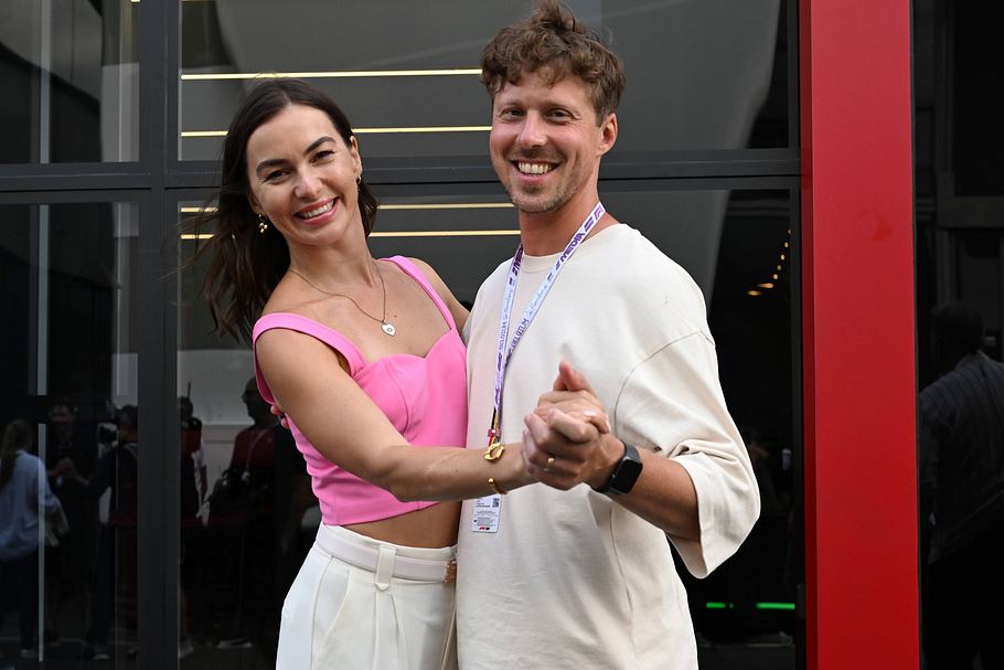 Renata und Valentin Lusin posieren tanzend und lächelnd für die Kamera.