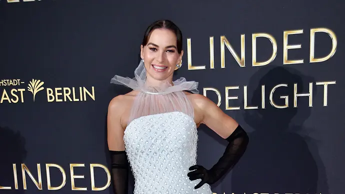 Tänzerin Renata Lusin im weißen Kleid mit Hochsteckfrisur - Foto: Action Press / AEDT