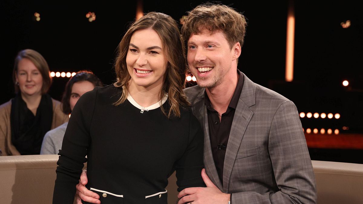 Renata Lusin über Schwangerschaft, Umzug und Urlaub Renata und Valentin Lusin lächelnd in schwarzem Kleid und schickem Anzug am 7.2.2025 im Fernsehstudio Hamburg Lokstedt