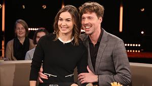 Renata und Valentin Lusin lächelnd in schwarzem Kleid und schickem Anzug am 7.2.2025 im Fernsehstudio Hamburg Lokstedt - Foto:  IMAGO / Stephan Wallocha