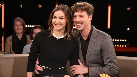 Renata und Valentin Lusin lächelnd in schwarzem Kleid und schickem Anzug am 7.2.2025 im Fernsehstudio Hamburg Lokstedt - Foto:  IMAGO / Stephan Wallocha