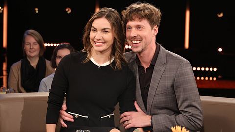 Renata und Valentin Lusin lächelnd in schwarzem Kleid und schickem Anzug am 7.2.2025 im Fernsehstudio Hamburg Lokstedt - Foto:  IMAGO / Stephan Wallocha