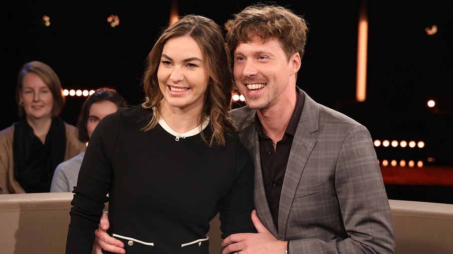 Renata und Valentin Lusin lächelnd in schwarzem Kleid und schickem Anzug am 7.2.2025 im Fernsehstudio Hamburg Lokstedt