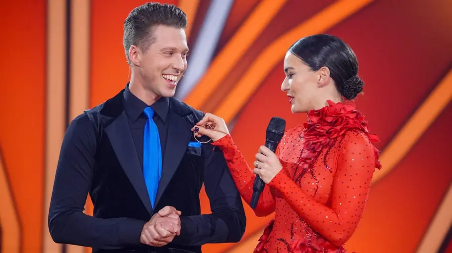 Renata Lusin und Ehemann Valentin Lusin stehen gemeinsam auf der Let's Dance-Bühne und lachen. 