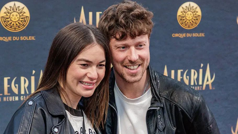 Renata und Valentin bei einem öffentlichen Event Renata und Valentin Lusin lächeln gemeinsam bei einem Event vor einer „Cirque du Soleil“-Fotowand