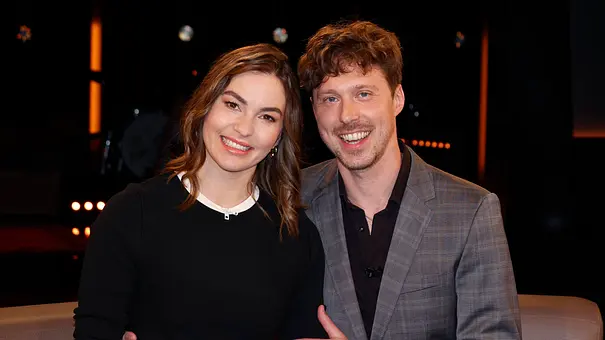Renata und Valentin Lusin stehen nebeneinander und lächeln glücklich. Er legt die Hand um ihre Taille. - Foto: IMAGO / Fotostand