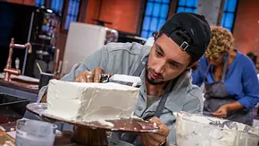 René Casselly arbeitet bei „Das große Promibacken“ an einer Torte. - Foto:  Joyn / Claudius Pflug