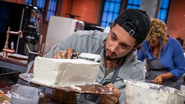 René Casselly arbeitet bei „Das große Promibacken“ an einer Torte. - Foto:  Joyn / Claudius Pflug