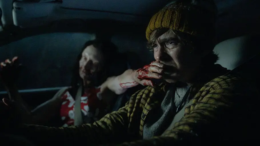 Resident Evil Austin Abrams bekommt von einem Zombie eine blutige Hand ins Gesicht im Auto bei Resident Evil