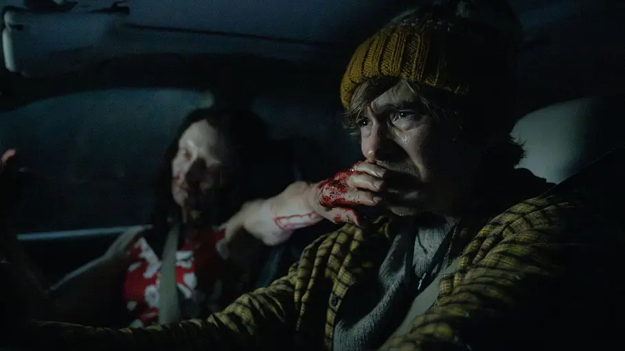 Resident Evil Austin Abrams Austin Abrams bekommt von einem Zombie eine blutige Hand ins Gesicht im Auto bei Resident Evil