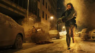 Bryan rennt mit seiner Tasche durch Raccoon City. - Foto: Constantin Film Bryan rennt mit seiner Tasche durch Raccoon City. - Foto: Constantin Film