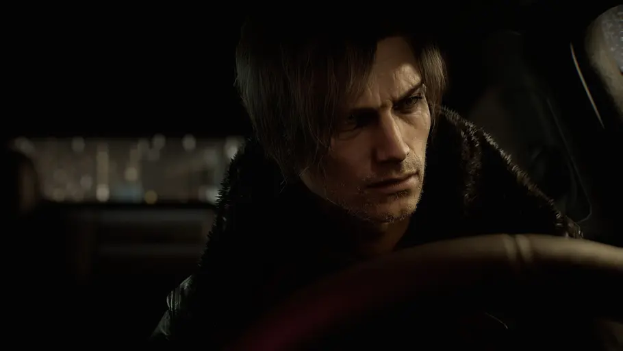 Leon Scott Kennedy in seinem Auto. Er schaut nachdenklich in die Ferne.