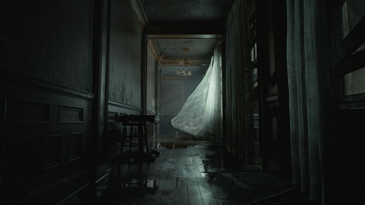 Resident Evil 9 Requiem Ein dunkler Gang in Resident Evil Requiem, in dem ein Vorhang in der Ferne weht