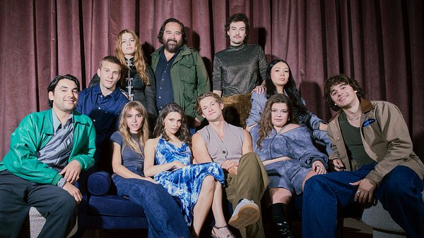 Der „Maxton Hall“-Cast posiert für ein Gruppenfoto. - Foto: Amazon MGM Studios
