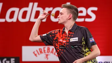 Ricardo Pietreczko wirft einen Dart in den Finalspielen der 2025 Ladbrokes Players Championship - Foto: IMAGO / Pro Sports Images