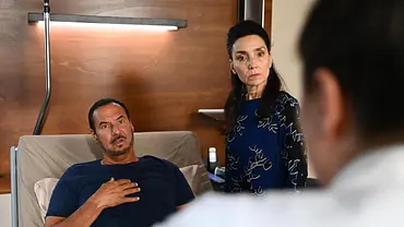 Richard und Simone schauen Vanessa ernst an. - Foto: RTL / Julia Feldhagen