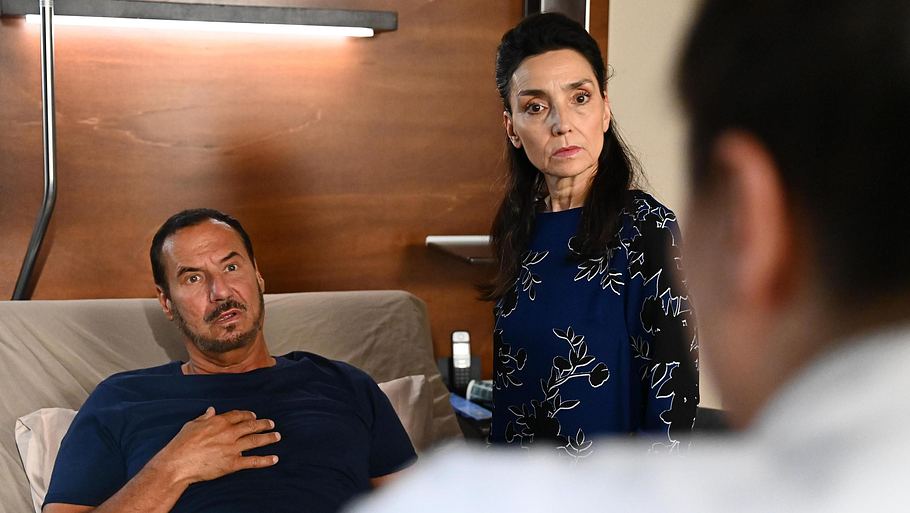 Richard und Simone schauen Vanessa ernst an.