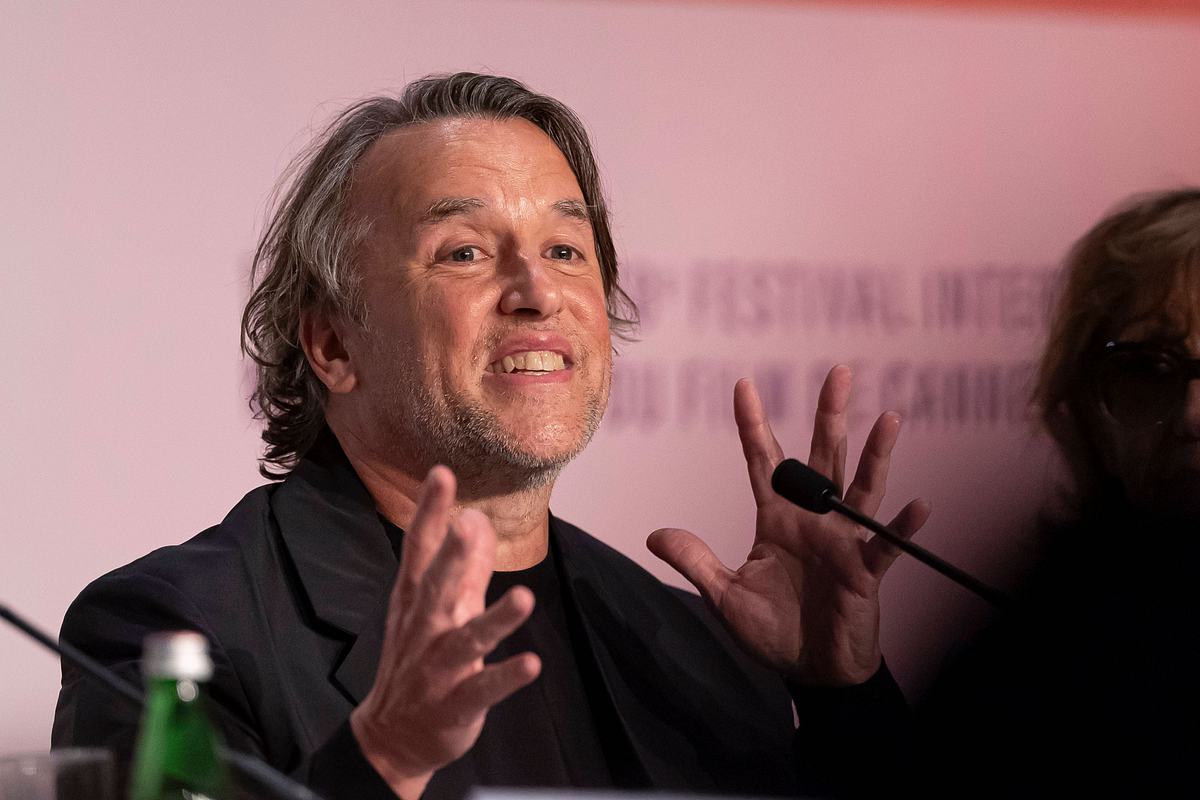 Richard Linklater Regisseur Richard Linklater gestikuliert während einer Pressekonferenz zu seinem Film Novuelle Vague auf dem Filmfestspielen in Cannes.